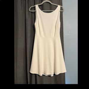 Lulu’s White Backless Vneck Cut Skater/ Cocktail Dress Size M
